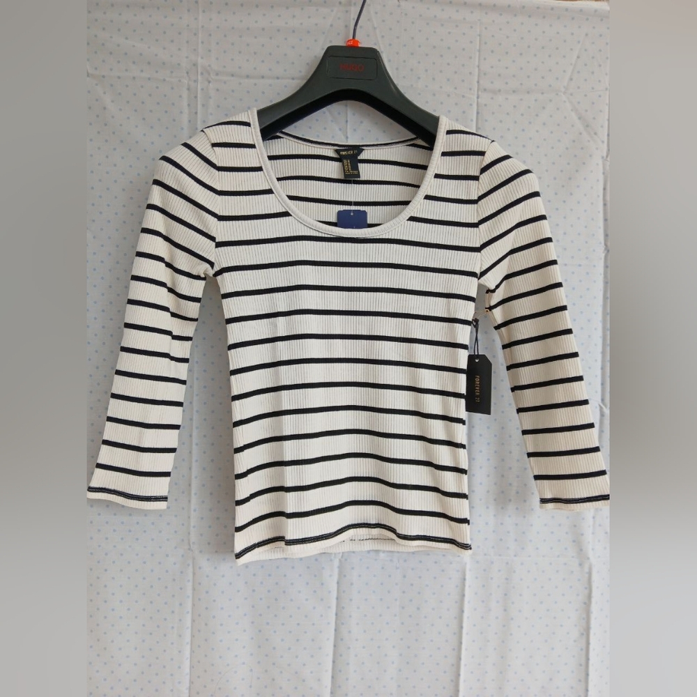 T-shirt. Forever 21. Long sleeve